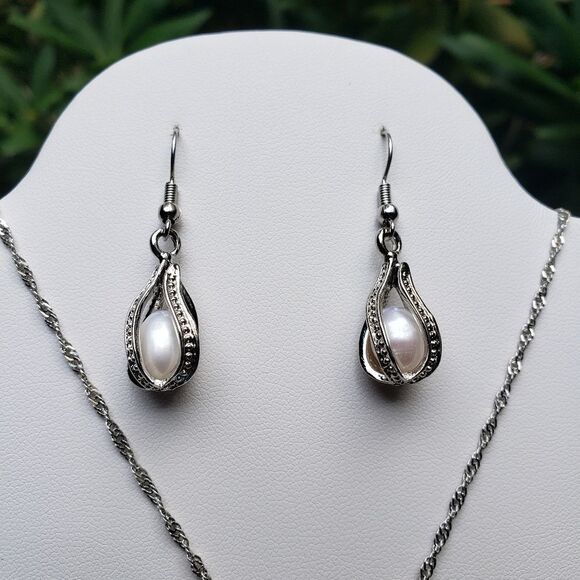 White Pearl Earrings and Necklace in silver Cage NWOT - Picture 6 of 7